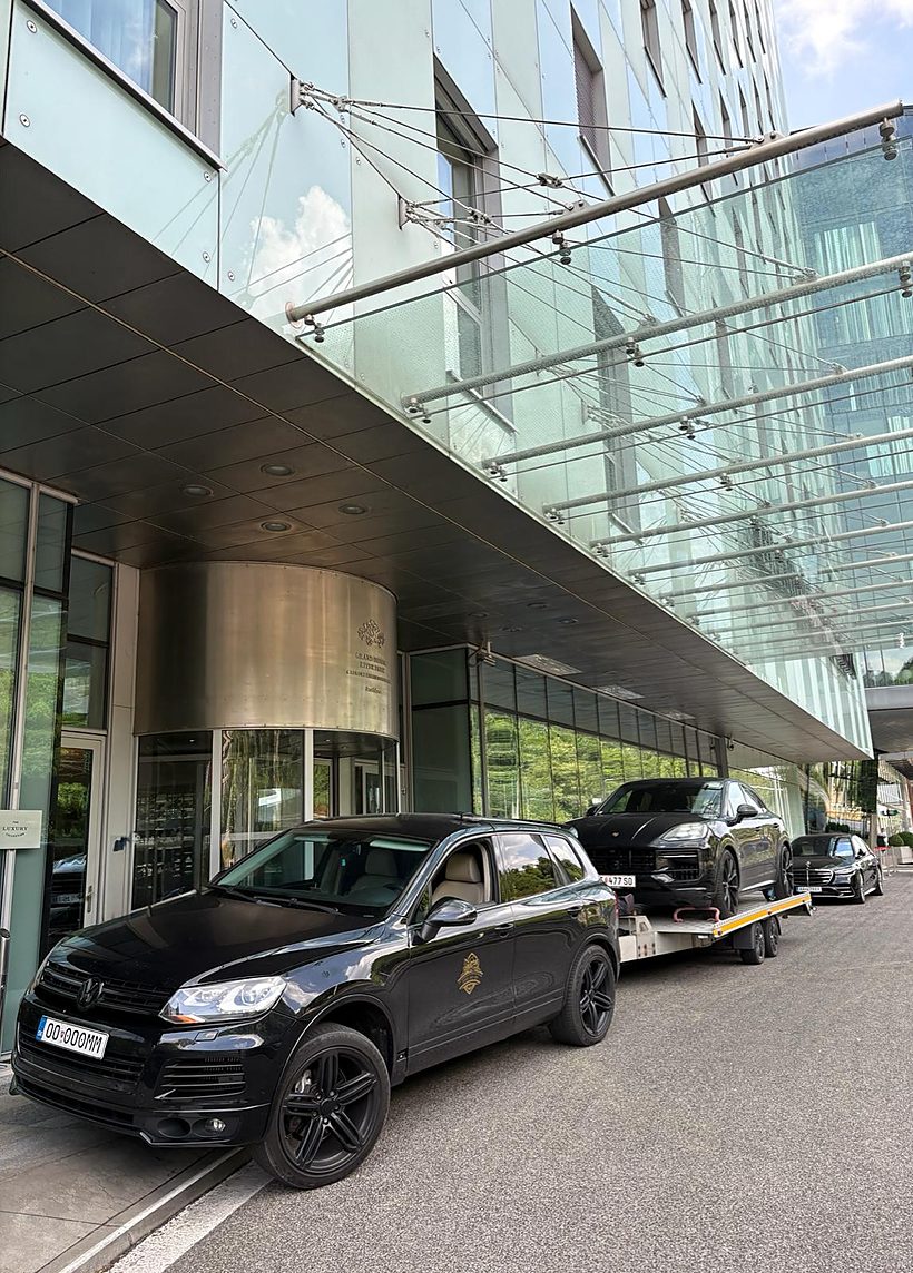 Odťah luxusných vozidiel pred hotelom